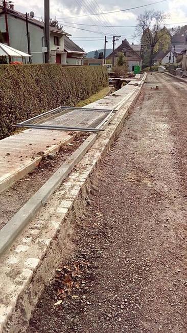 Stavbaře v Pěkově tlačí čas. Silnice se v termínu zprůjezdní, dokončovací práce se budou dělat na jaře