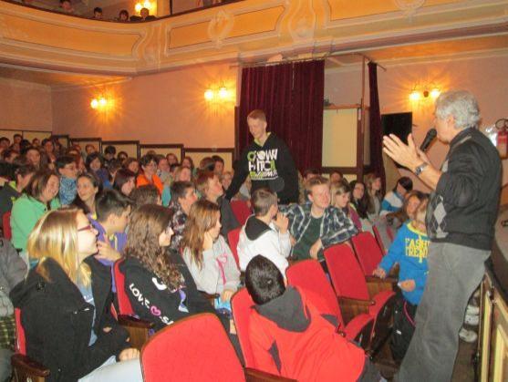 Broumovští žáci podpořili svým podpisem iniciativu udělit Nobelovu cenu míru