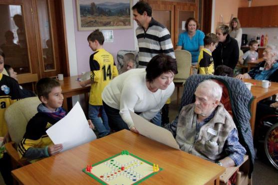 Našim obyvatelům se šedé dny v přítomnosti dětí rozsvítí… 