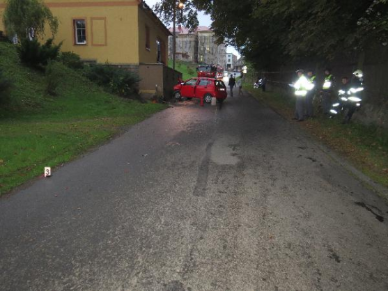 Řidič během jízdy usnul a narazil do domu