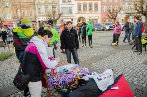 Vánoční běh Broumovem podpořil psí útulek