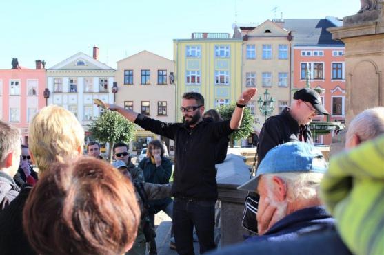 Odborníci hodnotili některé stavby Broumova. O vycházku byl obrovský zájem