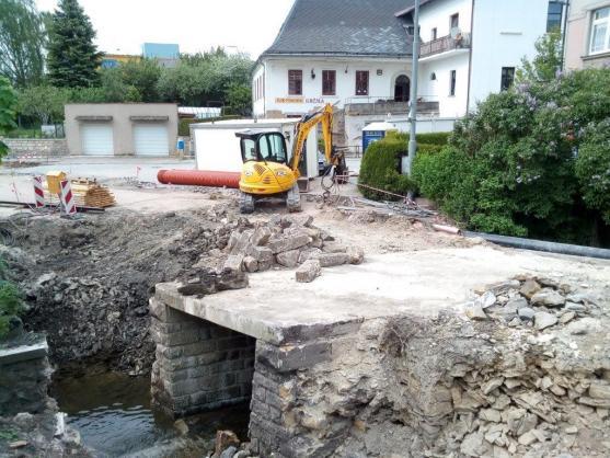 V pondělí skončí v Polici nad Metují úplná uzavírka komunikace v ulici Na Babí