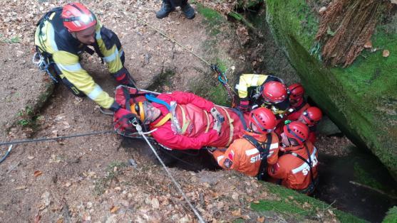 Hasiči obsadili Adršpašsko-teplické skály. Společně zde cvičili čeští i polští lezci