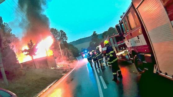 Pěkov se opět objížděl. Hořela zde chata nad garáží