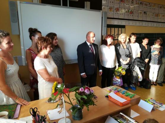 Téměř stovka prvňáčků usedla v Broumově do školních lavic