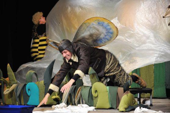 Divadelní představení včelích medvídků na fotografiích Jana Záliše