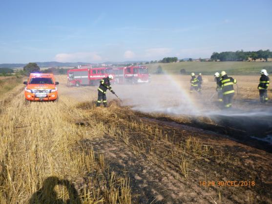 V Hejtmánkovicích hořel zemědělský stroj a strniště
