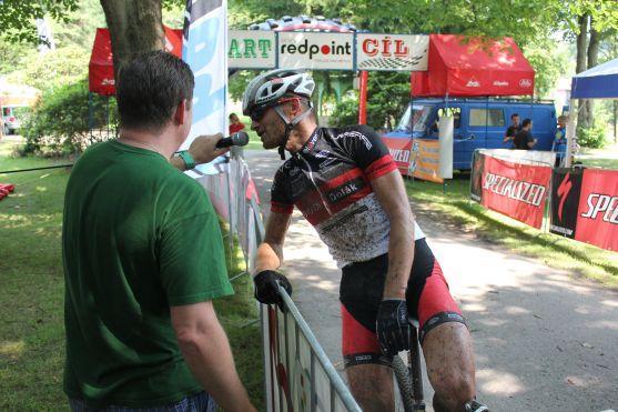 MTB TRILOGY: Po prologu a 1. etapě vede Hruška, druhý Vokrouhlík jel závěr etapy bez sedla