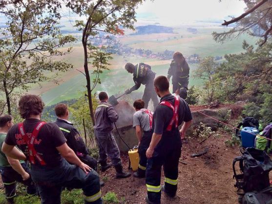 Hasiči museli vynést asi 600 litrů vody až na Korunu