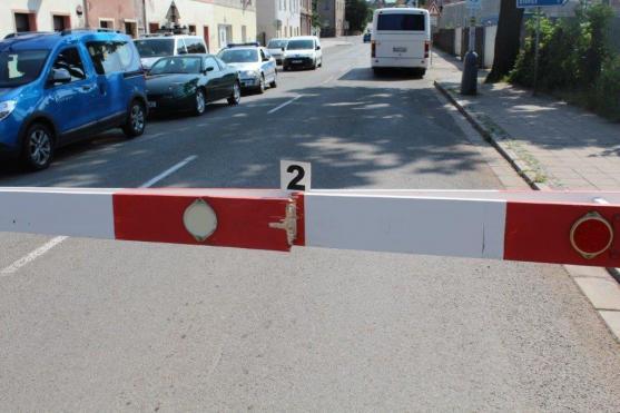 Do střechy autobusu udeřila závora