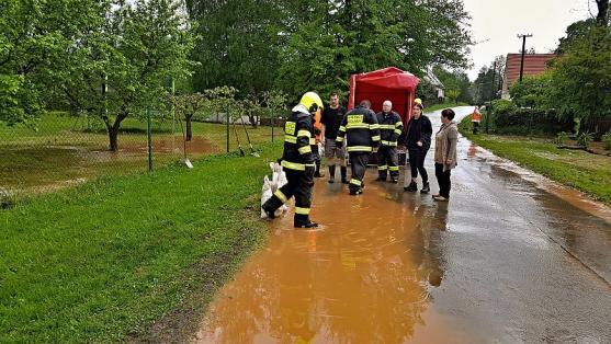 Po bouřce zůstávaly zatopené sklepy a zanesené silnice