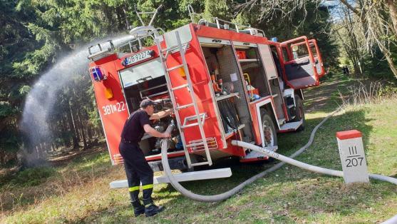 Čeští a polští hasiči nacvičovali společné hašení lesního požáru na státní hranici