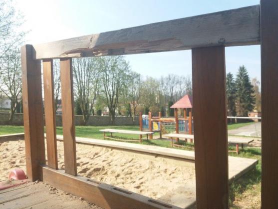 Na dětském hřišti v Polici nad Metují řádili vandalové