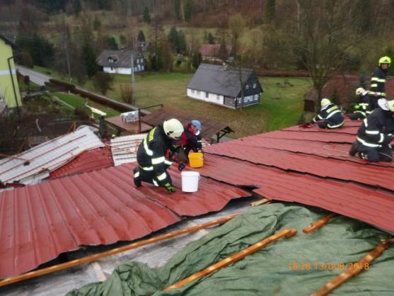 V Teplicích nad Metují strhl vítr střechu rodinného domu