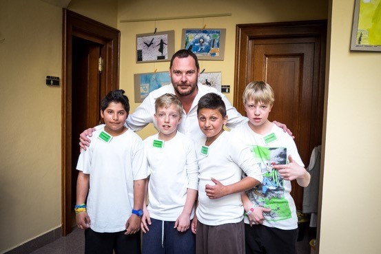 Mladí parkouristé - freeruneři z polického Sokola na promo akci v Poslanecké sněmovně