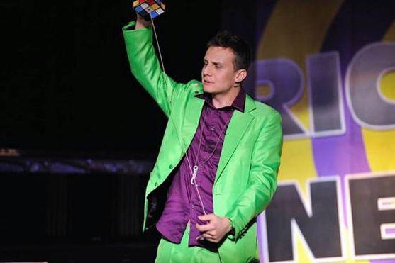 V Broumově vystoupil kouzelník a komik Richard Nedvěd