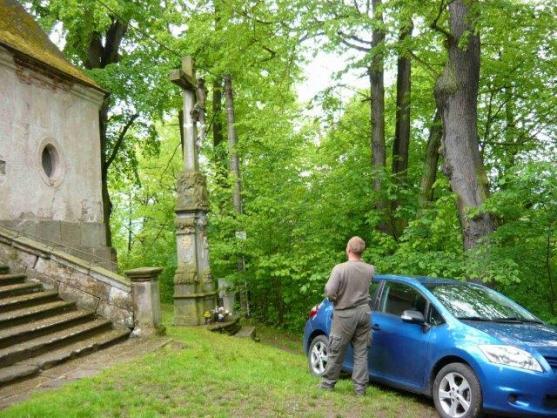 V Martínkovicích obnovují kamenný kříž s postavou Krista