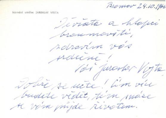 Dochovala se unikátní fotografie představitele Sarka Farky se vzkazem broumovským žákům