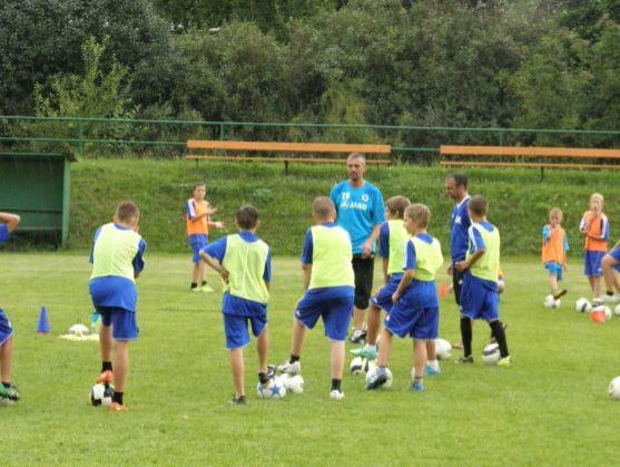 Broumovské mladší žáky na soustředění potrénoval bývalý fotbalový ligový brankář Karel Podhajský