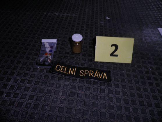 Celníci opět zajistili PET lahev s rozpuštěnými léky