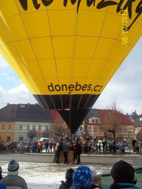 100 startů balónu. První start z polického náměstí. Nabídka, která se neodmítá