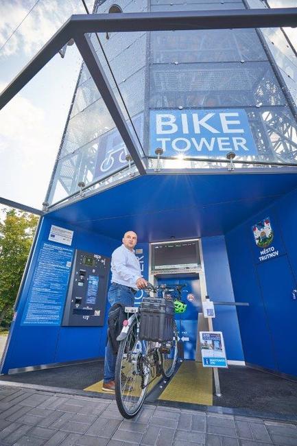 V centru Trutnova si můžete bezpečně zaparkovat kolo