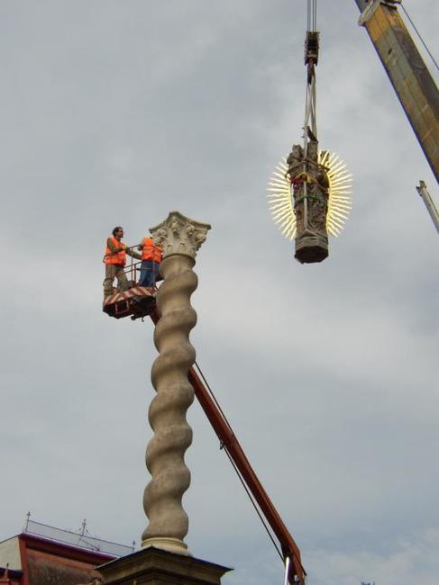 Vrcholová socha Panny Marie sloupu na broumovském náměstí je zpět
