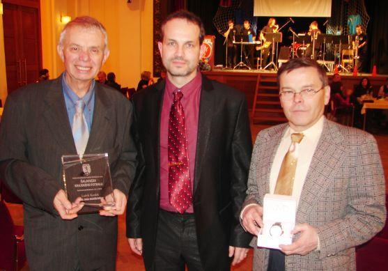 Sekretář broumovského fotbalového oddílu Petr Možný převzal Cenu Jana Modřického