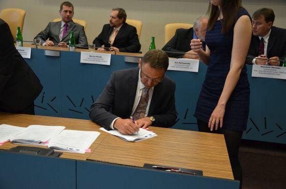 V pátek byla slavnostně podepsána regionální sektorová dohoda v oblasti textilního a oděvního průmyslu