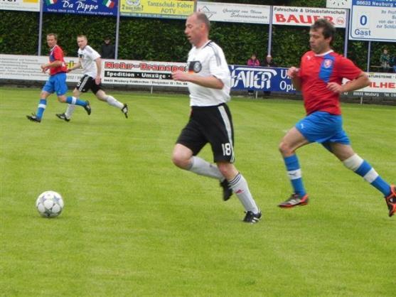 Fotbalový tým českých starostů s teplickým Milanem Brandejsem v sestavě porazil Němce