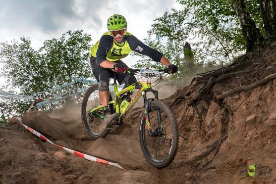 V práci seká stromy, ve volném čase zatáčky na kole. František Žilák sní o závodění v Chile a dárci v tom mohou jet spolu s ním