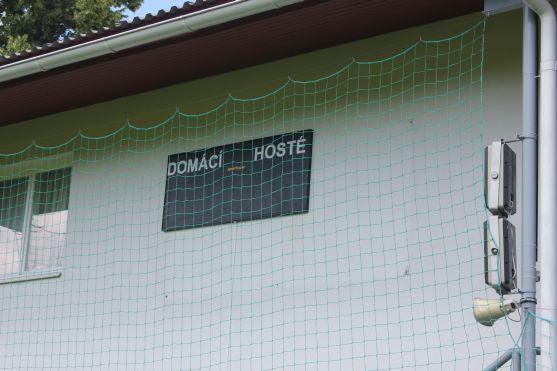 Broumovské fotbalové hřiště má nové hodiny. Poprvé je vyzkouší internacionálové ČR