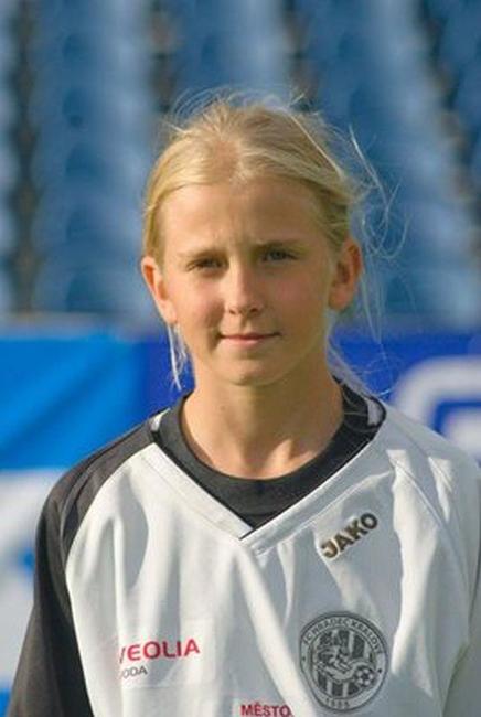 Veronika Dvorská z Broumova je členkou dívčí fotbalové reprezentace České republiky