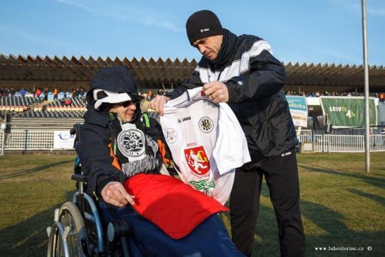 Handicapovaný Daniel Šanovec z Meziměstí dostal dres od hradeckého fotbalisty Marka Kuliče
