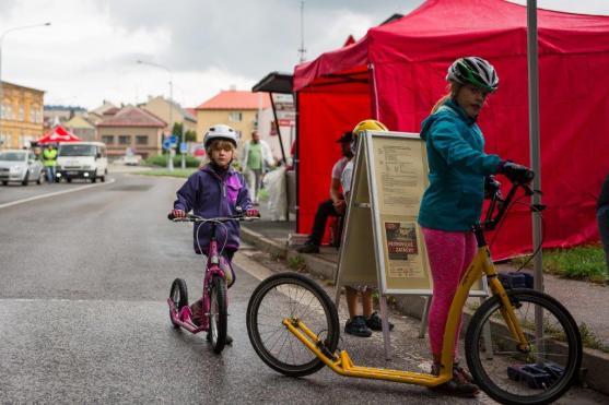 Petrovické zatáčky lákaly k jízdě na bruslích a koloběžkách