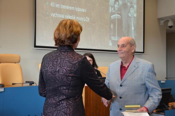 Nominujte dobrovolníky do Zlaté koruny. Loni ocenění zamířilo i na Broumovsko