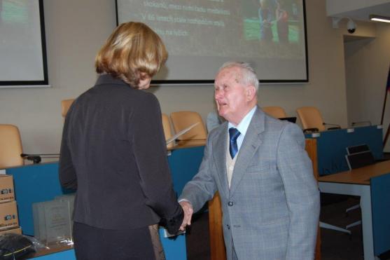 Zlatou korunu za dlouhodobou činnost s dětmi převzal i Stanislav Jirásek st. z BKL Machov