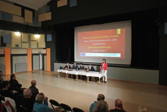 Žádosti o kotlíkové dotace budou tentokrát bez front. Informační seminář v Broumově zahájil hejtman Franc