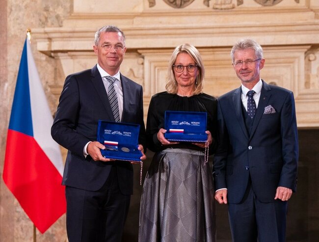 Marcela a Jan Školníkovi obdrželi Stříbrnou medaili předsedy Senátu
