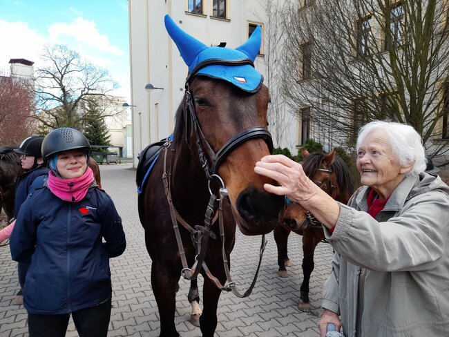Přijít mezi lidi a obyčejně si popovídat
