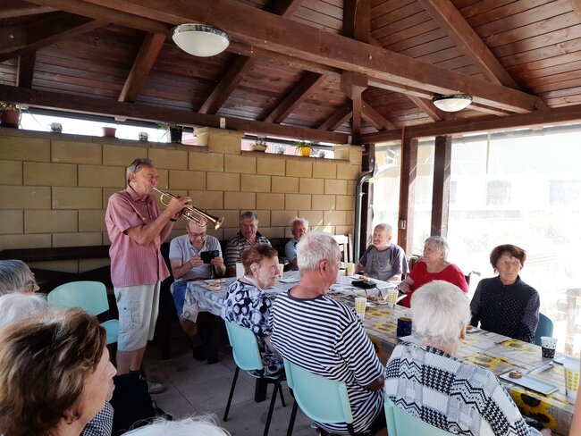 Přijít mezi lidi a obyčejně si popovídat