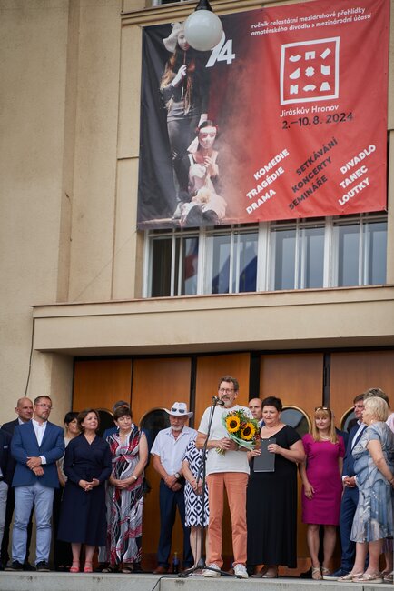 V boxu i ve dvoře. Začal Jiráskův Hronov