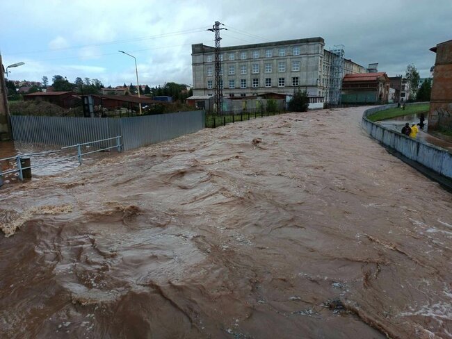 Na Stěnavě je extrémní povodeň. Hasiči evakuovali sto lidí