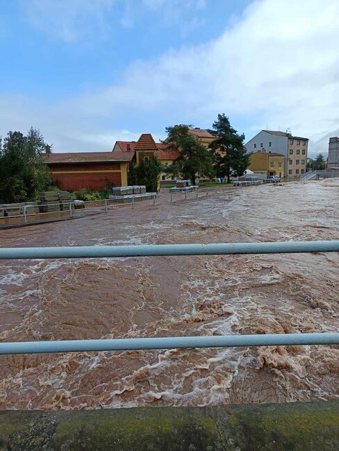 Metuje v Maršově na 3. stupni. Stěnava se vylévá z břehů