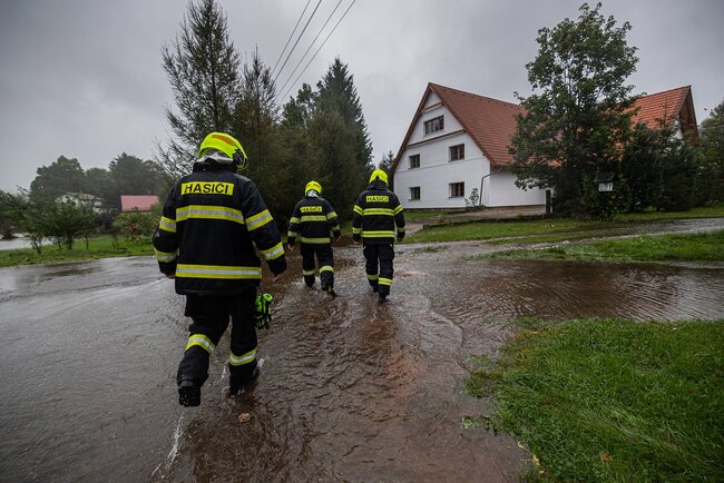 Hráz rybníka ve Zdoňově je poškozená. Hasiči evakuují