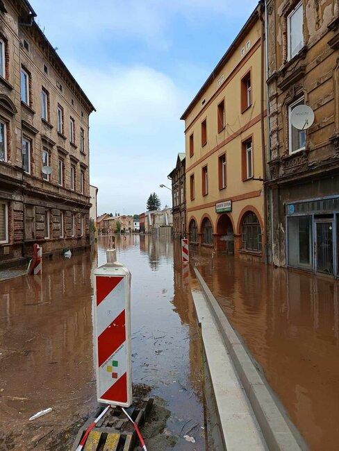 Metuje v Maršově na 3. stupni. Stěnava se vylévá z břehů