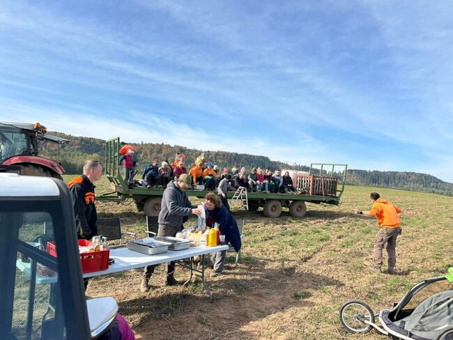 Podzimní sázení ve Vernéřovicích: téměř stovka ovocných stromů