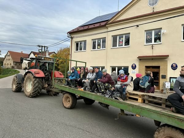 Podzimní sázení ve Vernéřovicích: téměř stovka ovocných stromů