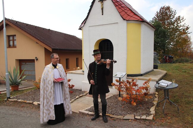 Heřmánkovice rozsvítila nově opravená kaple